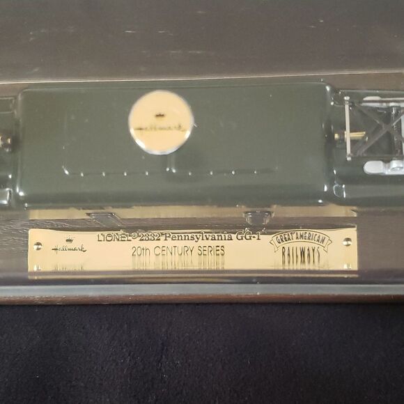 Hallmark Great American Railways Lionel 2332 Pennsylvania GG-1 Model in Case - Picture 7 of 9